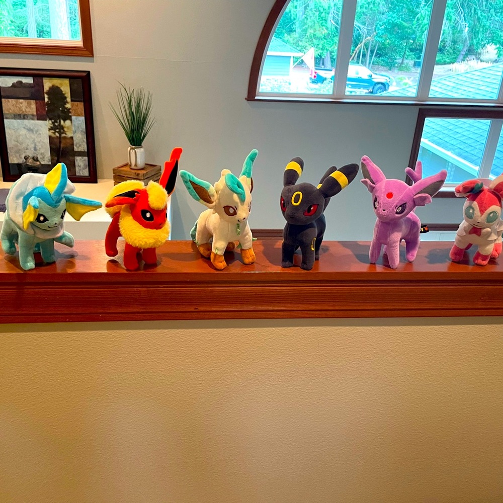 6 Eeve Evolution plushies from Pokémon Go